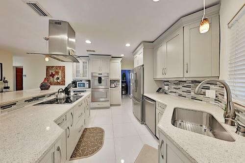 Steps To Beach! Heated Pool, Spa & Chef's Kitchen Home