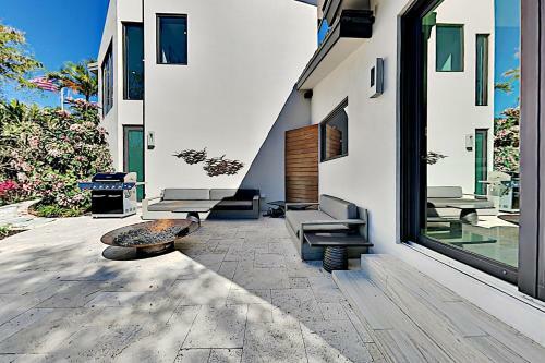 Exclusive Zen Oasis - Smart Pool & Private Beach Home