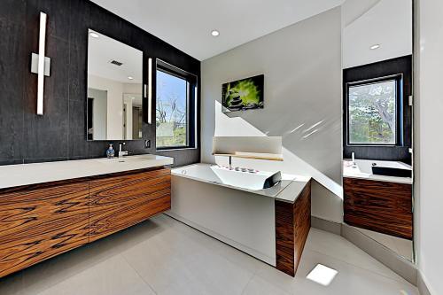 Exclusive Zen Oasis - Smart Pool & Private Beach Home