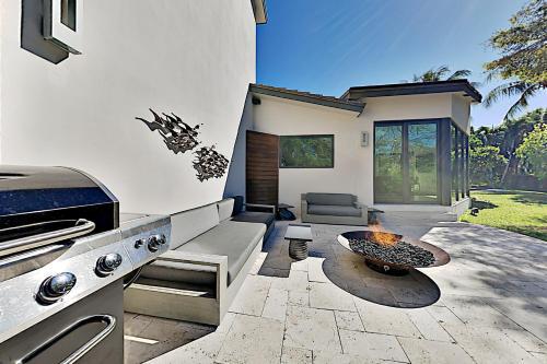 Exclusive Zen Oasis - Smart Pool & Private Beach Home