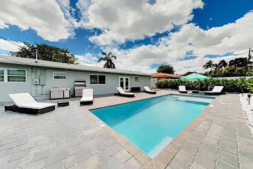 All-new Oasis - Private Pool & Outdoor Kitchen Home
