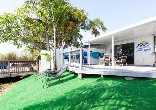 3,2 Lake House With Water Front Bar