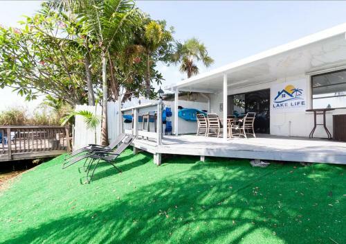 3,2 Lake House With Water Front Bar