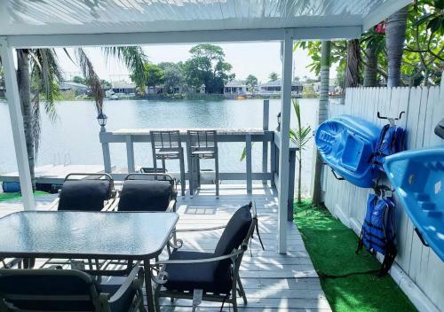3,2 Lake House With Water Front Bar