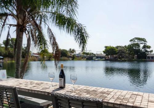3,2 Lake House With Water Front Bar