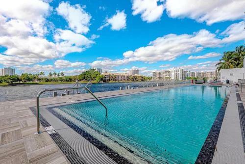 Apartamento 5 Breathtaking Front Ocean View: Brand New 2br