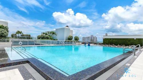 Beachfront Condo Rooftop Infinity Pool Studio