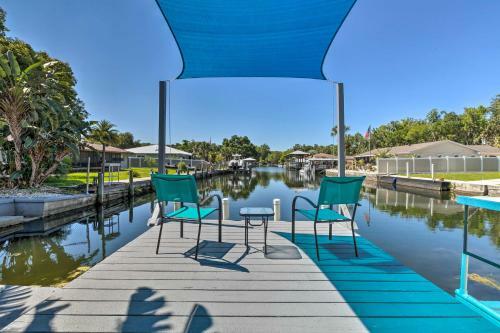 Colorful Canalfront Home - Boat Dock, Deck, Kayaks
