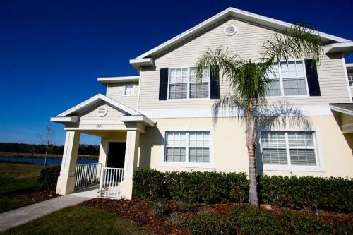 2633 Trafalgar Village