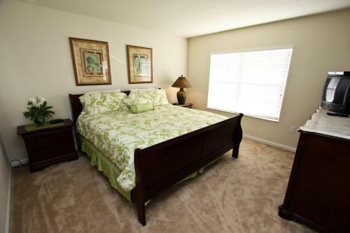 2633 Trafalgar Village