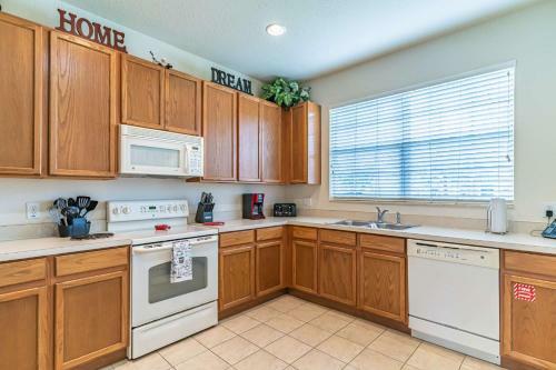 2633 Trafalgar Village