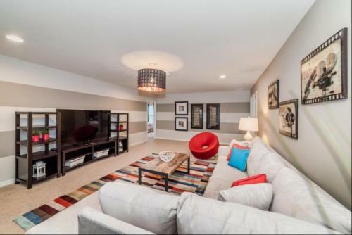 Elegant 8 Bedroom 5.5 Bath Pool Home In Windsor At Westside