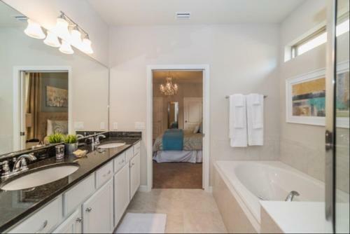 Elegant 8 Bedroom 5.5 Bath Pool Home In Windsor At Westside