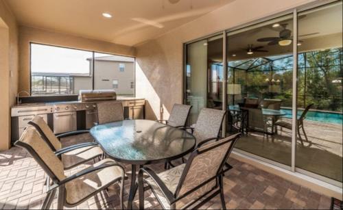 Elegant 8 Bedroom 5.5 Bath Pool Home In Windsor At Westside