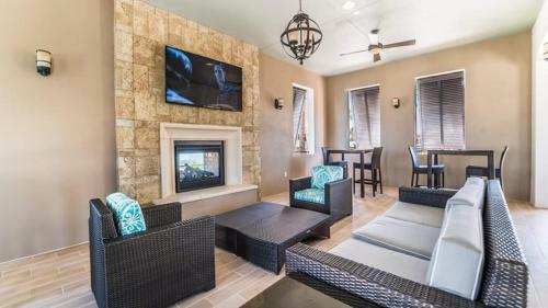 Elegant 8 Bedroom 5.5 Bath Pool Home In Windsor At Westside