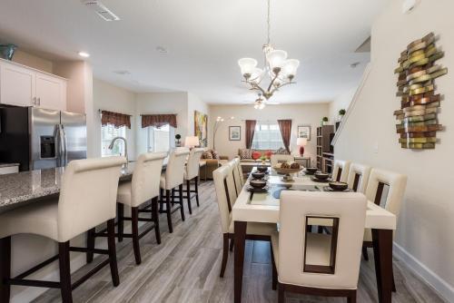 Luxury 5 Bedrooms Villa - Storey Lake