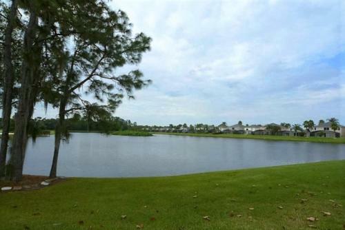 Lake Berkley Resort 4 Bedroom 2 Bath Pool Home