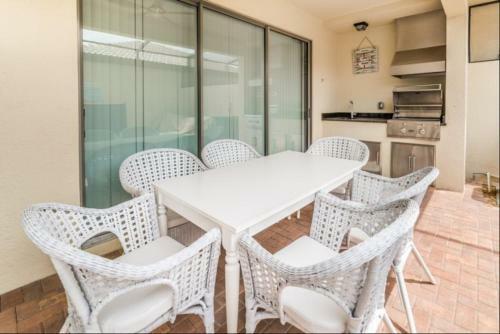 Windsor At Westside 5 Bedroom Town Home With Private Pool