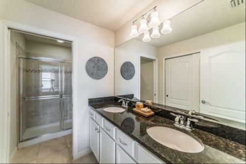 Windsor At Westside 5 Bedroom Town Home With Private Pool