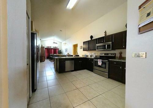 Stunning 5 Bedroom 3 Bath Pool Home In Lake Berkley