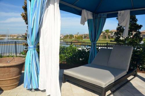 Menton Loop Villa Westside 7591e