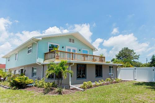 Poolside Palms Near Beach With Private Pool Home