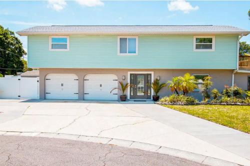 Poolside Palms Near Beach With Private Pool Home
