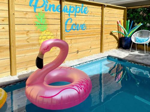 Pineapple Cove - Designer All-suite With Heated Pool Home
