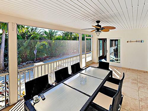Canal-front Dream With Private Pool, Spa & Dock Home