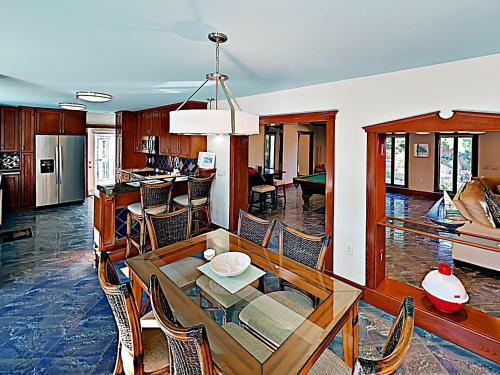 Canal-front Dream With Private Pool, Spa & Dock Home