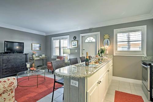 Apartamento High-end Coastal Retreat With Pool - Walk To Beach!