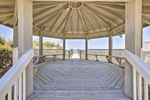 Breezy Bungalow With Pool, Beach Gear, And Balcony!