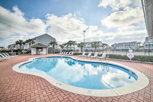 Breezy Bungalow With Pool, Beach Gear, And Balcony!