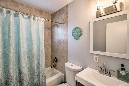 Coastal Townhome With Patio, About 2 Mi To Beach!