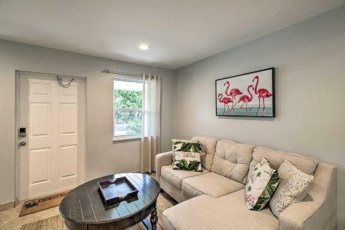 Stylish Updated Getaway 2 Mi To Swim And Shop!