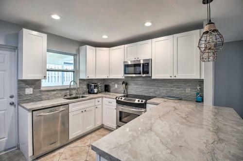 Stylish Updated Getaway 2 Mi To Swim And Shop!