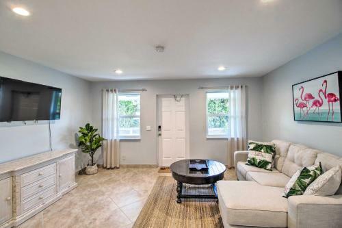 Stylish Updated Getaway 2 Mi To Swim And Shop!