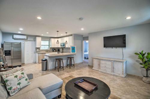 Stylish Updated Getaway 2 Mi To Swim And Shop!