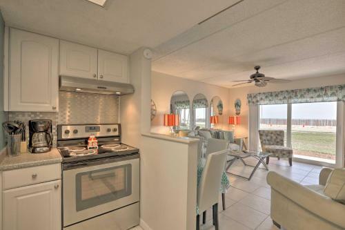 Apartamento Quaint Beachfront Getaway With Patio And Community Pool