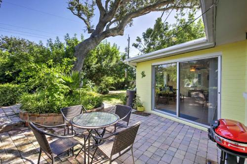 Tropical Ormond Beach Bungalow With Patio And Grill!
