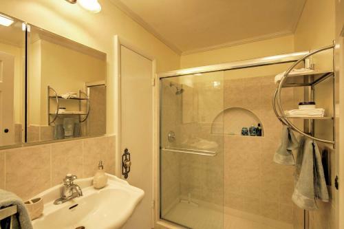 Tropical Ormond Beach Bungalow With Patio And Grill!