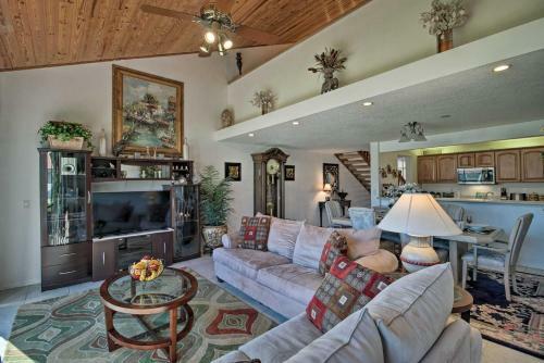 Relaxing Palm Beach Getaway With Pool Access