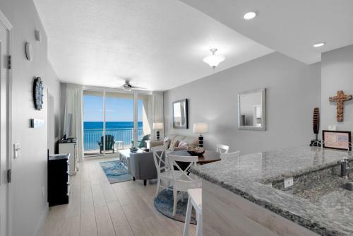 0406 1b/2 Bath With Bonus Room. Renovated April 2018!