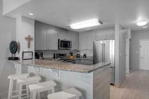 0406 1b/2 Bath With Bonus Room. Renovated April 2018!