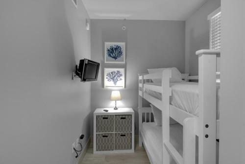 0406 1b/2 Bath With Bonus Room. Renovated April 2018!