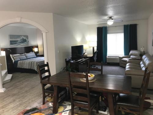 Hotel Pensacola, Formerly Luxury Suites