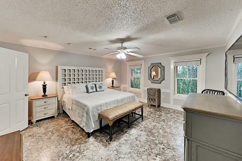 Lavish Waterfront Home With Private Dock & Beach Home