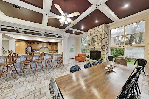 Lavish Waterfront Home With Private Dock & Beach Home