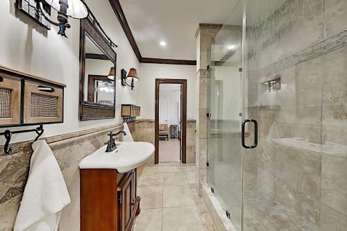 Lavish Waterfront Home With Private Dock & Beach Home