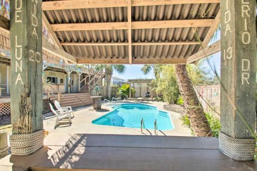 Expansive Retreat With Pool 2 Blocks To Beach!